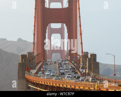 Golden Gate Bridge während der Hauptverkehrszeit Stockfoto