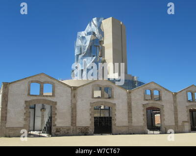 10 Juli 2019, Frankreich, Arles: Der im Parc des Ateliers in Arles. Die 56 Meter hohe Gebäude, das von dem amerikanischen Stararchitekten F. O. Gehry mit Ausstellungsräumen, einem Cafe und Restaurant wird in wenigen Monaten eröffnet werden. Dann wird es bestehen aus über 11.000 Aluminium Boxen. (dpa' von Van Gogh bis Gehry: Schweizer Frau investiert Millionen in Arles') Foto: Sabine Glaubitz/dpa Stockfoto