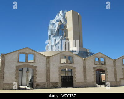 10 Juli 2019, Frankreich, Arles: Der im Parc des Ateliers in Arles. Die 56 Meter hohe Gebäude, das von dem amerikanischen Stararchitekten F. O. Gehry mit Ausstellungsräumen, einem Cafe und Restaurant wird in wenigen Monaten eröffnet werden. Dann wird es bestehen aus über 11.000 Aluminium Boxen. (dpa' von Van Gogh bis Gehry: Schweizer Frau investiert Millionen in Arles') Foto: Sabine Glaubitz/dpa Stockfoto