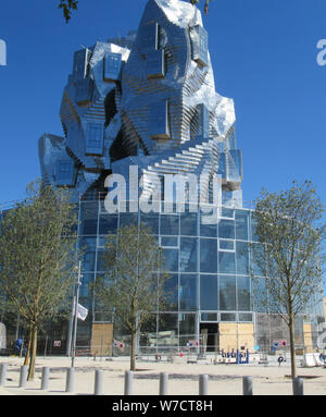 10 Juli 2019, Frankreich, Arles: Der im Parc des Ateliers in Arles. Die 56 Meter hohe Gebäude, das von dem amerikanischen Stararchitekten F. O. Gehry mit Ausstellungsräumen, einem Cafe und Restaurant wird in wenigen Monaten eröffnet werden. Dann wird es bestehen aus über 11.000 Aluminium Boxen. (dpa' von Van Gogh bis Gehry: Schweizer Frau investiert Millionen in Arles') Foto: Sabine Glaubitz/dpa Stockfoto