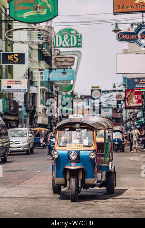 Tuk Tuk Taxi auf Kaosan Road in Bangkok. Stockfoto