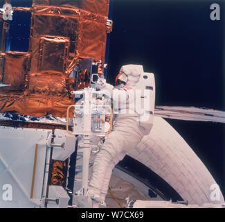 Astronaut auf Shuttle Mission 41-C, 1984. Artist: Unbekannt Stockfoto
