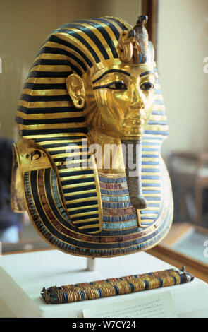 Gold und Lapislazuli Grabkunst Maske des Tutanchamun, dem König von Ägypten, c 1323 BC. Artist: Unbekannt Stockfoto