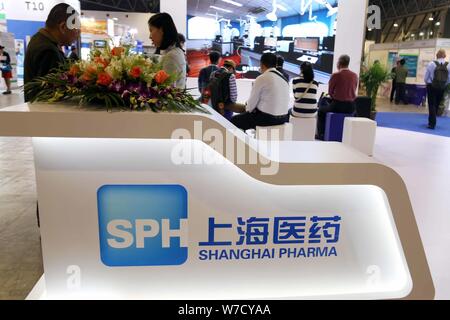 ---- Menschen besuchen den Stand der Shanghai Pharmaceutical (SPH) während einer Ausstellung in Shanghai, China, 21. April 2016. Shanghai Pharmaceuticals Co. Stockfoto