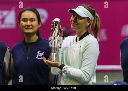 Maria Sharapova von Russland stellt mit ihrer Trophäe bei der Siegerehrung nach dem Sieg über Aryna Sabalenka von Belarus in der Damen Finale du Stockfoto