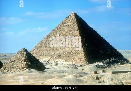 Pyramide des Mycerinus und eines der kleinen Pyramiden von seinem Königinnen, Giza, Ägypten, c 26. vorchristlichen Jahrhundert. Artist: Unbekannt Stockfoto