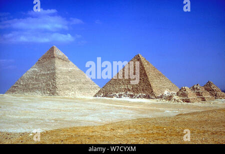 Pyramiden von Khafre, Mycerinus & drei Pyramiden von seinem Königinnen, 4. Dynasty, Giza, c 2600 - c 2500 v. Chr.. Artist: Unbekannt Stockfoto