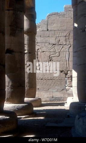 Blick durch die Entlastung von Ramses II. vor Amun und Mut, Tempel von Ramses II., Luxor, Ägypten. Artist: Unbekannt Stockfoto