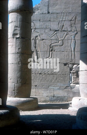 Entlastung des Ramses II. vor Amun und Mut, das Ramesseum, Tempel von Ramses II., Luxor, Ägypten. Artist: Unbekannt Stockfoto