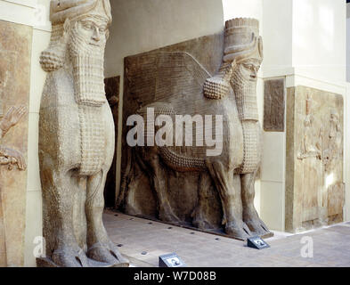 Assyrischen Skulpturen des menschlichen - vorangegangen geflügelten Stiere im Palace Gateway, Khorsabad, c 8. Jahrhundert v. Chr.. Artist: Unbekannt Stockfoto