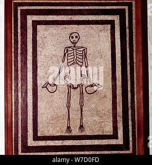 Römische Mosaik eines Skeletts, Pompeji, Italien. Artist: Unbekannt Stockfoto