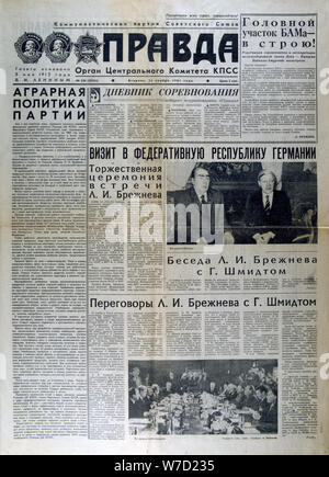 Russische Zeitung Artikel über das Treffen zwischen Breschnew und Gensher, 1981. Artist: Unbekannt Stockfoto