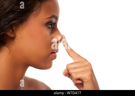 Junge dunkelhäutige Frau, die Ihre Nase berühren. Stockfoto