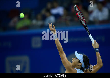 Caroline Garcia von Frankreich serviert gegen Ashleigh Barty von Australien in Ihrem letzten Spiel der Damen während der wta Wuhan Open 2017 Tennis Stockfoto