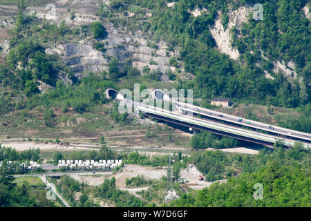 Detail einer Autobahn Tunnel von der Spitze des Monte Adone auf dem Wanderweg "Via degli Dei" zwischen Bologna und Florenz gesehen Stockfoto