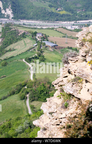 Landschaft Blick vom Monte Adone, einem hohen Punkt der Beobachtung auf der Route "Via degli Dei" zwischen Florenz und Bologna in Italien. Stockfoto