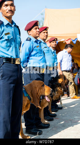 KATHMANDU, Nepal - NOVEMBER 6, 2018: Nepal Polizei feiert Kukur Tihar (Hund Festival) am zentralen Polizei Hundeschule. Stockfoto