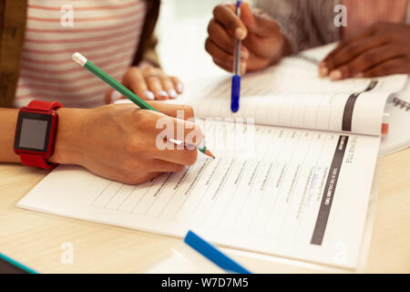 Zwei Studenten Abschluss Aufgabe in Ihrer copybook Stockfoto