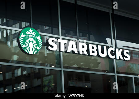 Außerhalb eines Kaffeehaus Kette Starbucks und Logo Stockfoto