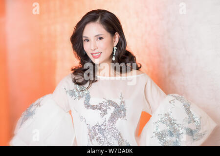 Hong Kong Schauspielerin Carman Lee Yeuk-tung stellt für Portrait Fotos bei einem exklusiven Interview von Imaginechina in Peking, China, 20. Oktober 2017. Stockfoto