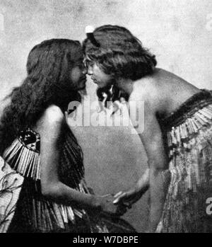 Maori girls reiben Nasen, c 1920. Artist: Unbekannt Stockfoto