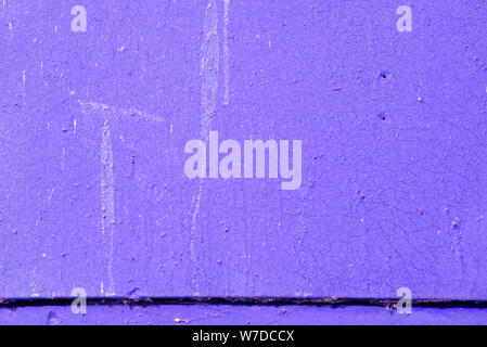 Textur eines alten bemalten Wand der violetten Farbe closeup. Zusammenfassung Hintergrund Stockfoto
