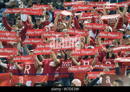 Fans halten das Banner support für Roger Federer von der Schweiz zu zeigen, wie er gegen Alexandr Dolgopolov der Ukraine singles Thi von ihren Männern konkurriert Stockfoto