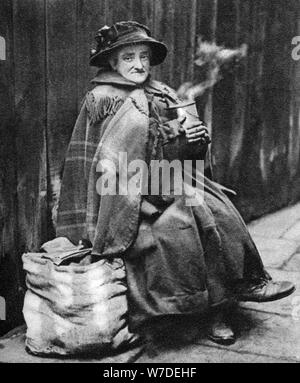 Alte Frau, Rückseite der Fleet Street, London, 1926-1927. Artist: Hoppe Stockfoto