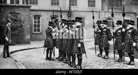 Yeomen Warders auf Parade an der Tower von London, 1926-1927. Artist: Unbekannt Stockfoto