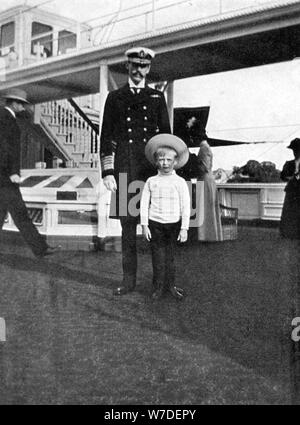 König Haakon VII. von Norwegen (1872-1957) mit seinem Sohn Olav (1903-1991), 1908 Künstler: Queen Alexandra Stockfoto