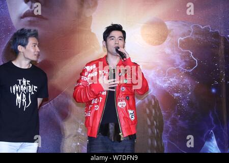 Taiwanesische Sängerin Jay Chou, rechts, nimmt an der Feier Party für Taipei Konzerte während seiner "Die Unbesiegbaren" World Tour 2017 in Taipeh, Taiwan, 2. Stockfoto