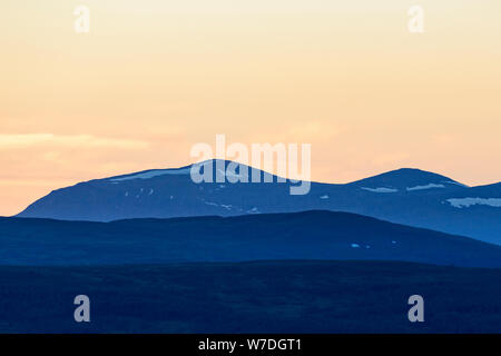 Twilight in die Wildnis mit Wald und Berge Stockfoto