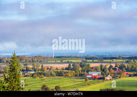 Blick auf die Landschaft mit Farmen und Felder im Herbst Stockfoto