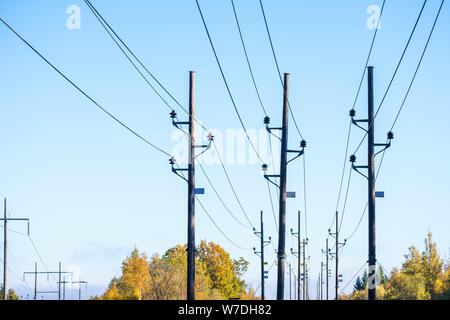 Viele Stromleitungen Post im Herbst Stockfoto