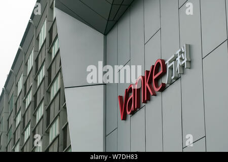 ---- Ein Logo von Vanke ist auf einem Gebäude in einem Wohnviertel von Vanke in Ji'nan Stadt entwickelt, der ostchinesischen Provinz Shandong, 29. Juli 2016 Stockfoto