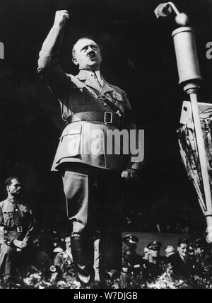 Adolf Hitler Adressierung einer NS-Kundgebung in Nürnberg, Deutschland, 1930. Artist: Unbekannt Stockfoto