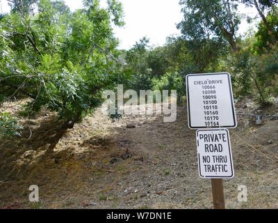 Los Angeles, USA. 03 Aug, 2019. Schild von Cielo Drive. In Cielo Drive ist das ehemalige Anwesen des Hauses, wo die Schauspielerin Sharon Tate ermordet wurde. Eine grausame Mordserie Angst die Welt vor 50 Jahren. Sektenführer Charles Manson reizte seine Anhänger zu Blut Orgien. 1969 Auch die Hoch schwangere Schauspielerin Sharon Tate wurde getötet. (Dpa' 50 Jahre nach dem Manson Blutbad: Auf den Spuren von Sharon Tate') Quelle: Barbara Munker/dpa/Alamy leben Nachrichten Stockfoto