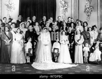 Königin Elizabeth II (b 1926), Prinz Philip (b 1921) und andere Mitglieder der königlichen Familie, 1947. Artist: Unbekannt. Stockfoto