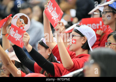 Fans halten das Banner support für Roger Federer von der Schweiz zu zeigen, wie er gegen Alexandr Dolgopolov der Ukraine singles Thi von ihren Männern konkurriert Stockfoto