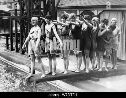 Frauen auf einem Sprungbrett, c 1910-1929. Artist: Unbekannt Stockfoto