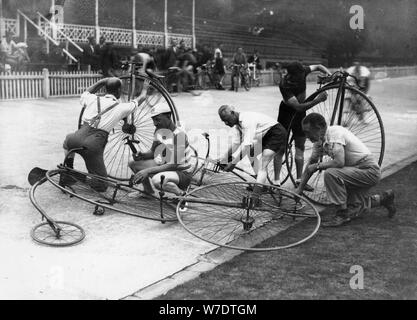 Männer arbeiten an Penny-farthings im Velodrom, c 1900-1939 (?). Artist: Unbekannt Stockfoto