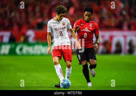 Brasilianische Fußballspieler Oscar, Links, der in China Shanghai SIPG, dribbelt gegen den brasilianischen Fußballspieler Rafael Silva von Japans Urawa Red Diamond Stockfoto