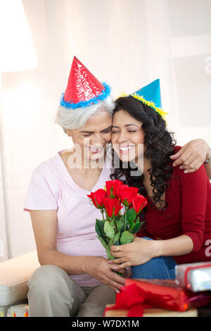 Alte Frau feiert Geburtstag mit ihrer Enkelin Stockfoto