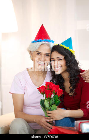 Alte Frau feiert Geburtstag mit ihrer Enkelin Stockfoto