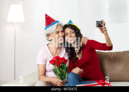 Alte Frau feiert Geburtstag mit ihrer Enkelin Stockfoto