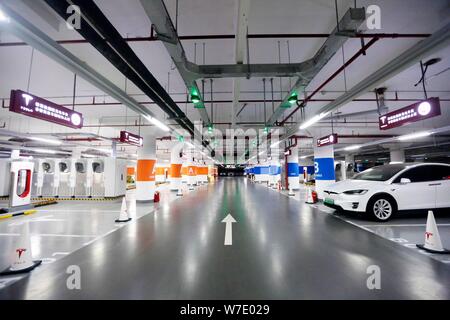 Ein Tesla Elektroautos wird auf der weltweit größten Kompressor von Tesla in einer Tiefgarage im Stadtteil Pudong, Sh Stockfoto
