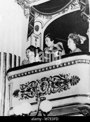 Emanuela Castembarco Acquarone, Wally Toscanini, und die Begum in der Oper, Mailand, Italien, 1961. Artist: Unbekannt