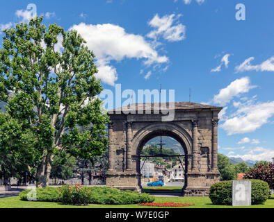 Aosta, Aostatal, Italien. Der Bogen des Augustus, 25 v. Chr. erbaut. Stockfoto