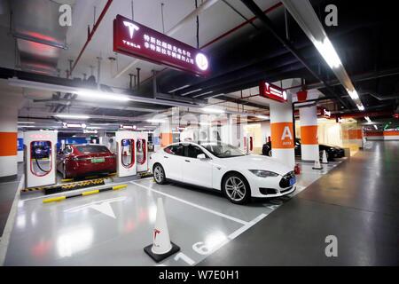 Tesla Elektroautos werden auf der weltweit größten Kompressor von Tesla in einer Tiefgarage im Stadtteil Pudong, Sh Stockfoto