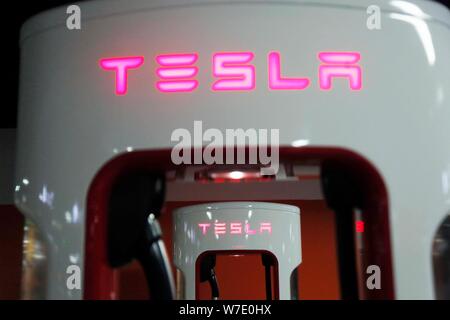 Anzeigen von Logos auf der weltweit größten Kompressor von Tesla in einer Tiefgarage im Stadtteil Pudong, Shanghai, China, 24 Octobe Stockfoto